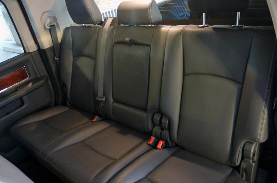  Dodge Ram 3500 Laramie Mega Cab 2010 года  (фото 7 из 37)